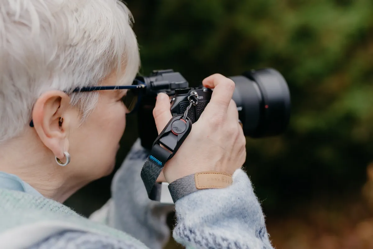 Fotograf Köln, Fotograf Erftstadt, Fotograf Düsseldorf -Fotograf Aachen, Hochzeitsfotografie, Paarfotografie, Familienfotografie, Fotografin fotografierend im Wald in der Eifel