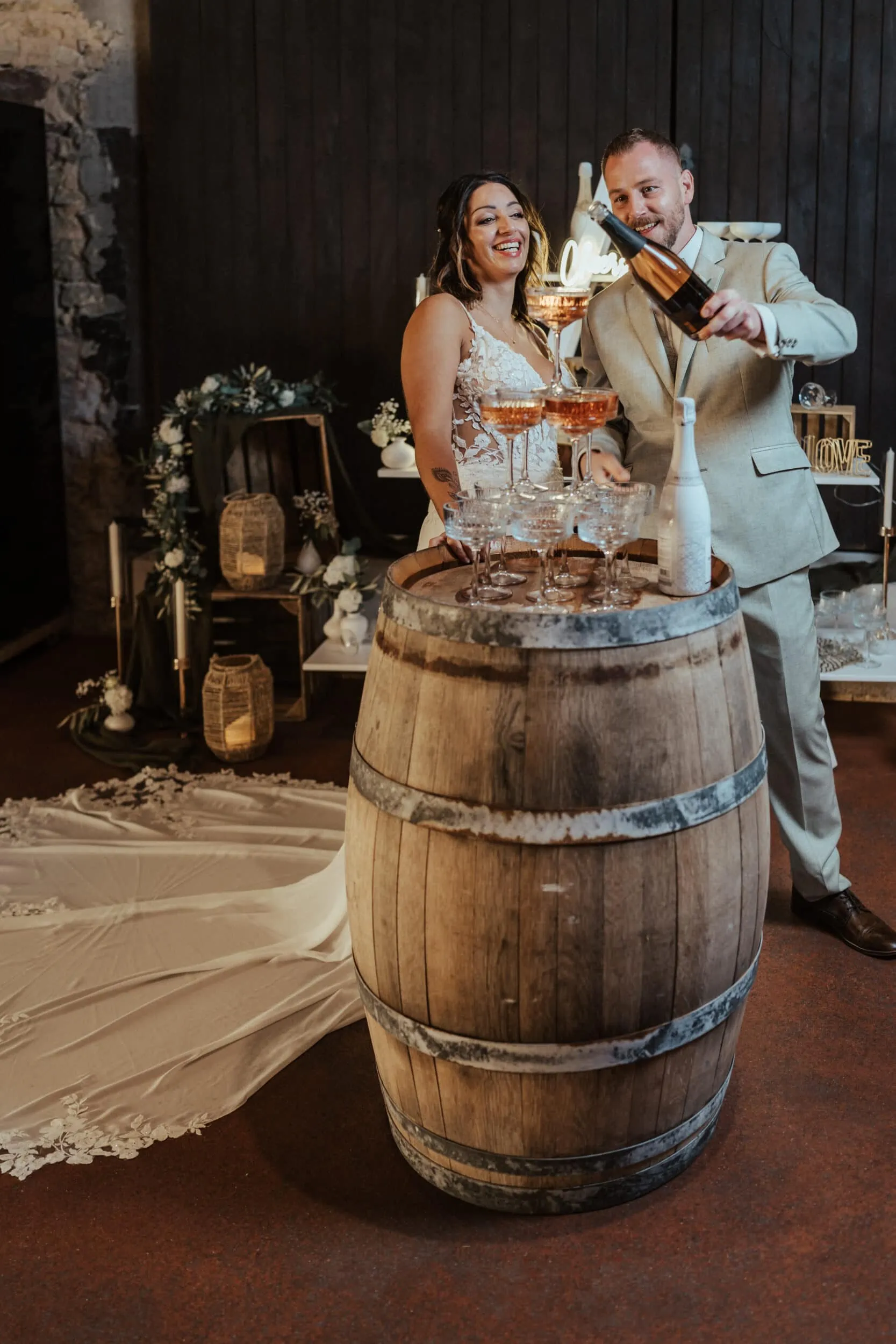 Hochzeitsfotograf Köln, Hochzeitsfotograf Düsseldorf, Hochzeitsfotograf Aachen, Hochzeitsfotograf Bonn, und Umgebung, Brautpaarshooting indoor Hofgut Heidesheim Champagner Turm