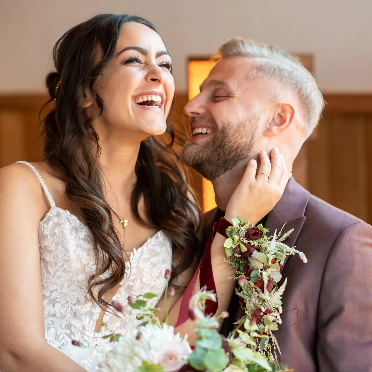 Hochzeitsfotograf Köln, Hochzeitsfotograf Düsseldorf, Hochzeitsfotograf Aachen, Hochzeitsfotograf Bonn, und Umgebung, Brautpaarshooting indoor, lachendes Brautpaar Rittergut Remeringhausen